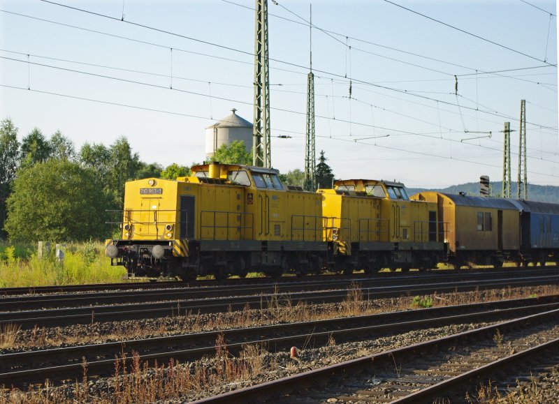 710 967-1 und 710 965-5 der DGT kommen wieder mit ihrem Bautrupp am Morgen des 28.07.2009 in Eschwege West an.