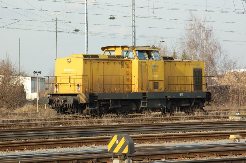 710 967-1 der DTG (Deutsche Gleis- und Tiefbau GmbH) rangiert am 22.02.2007 im Bahnhofsbereich von Heilbronn. 