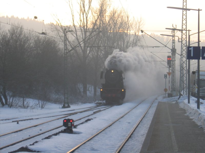 (7.1.06)Kurz nach dem Ersten Dampfsonderzug mit BR 01 519 und BR 50 2740 in St.Georgen/Schwarzwald(KBS720)abgefahren war, folgte ein zweiter mit BR 23 058 und BR 50 3673,deswegen ist das Bild auch so dunkel und man kann das die Nummer an der Rauchkammer nicht erkennen. Die beiden Zge waren bis Niederwasser paralell gefahren (Dreiknigsdampf).