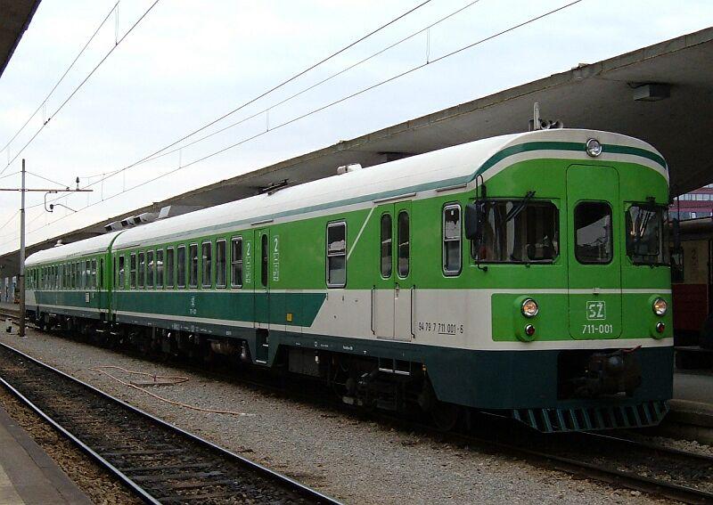 711-001/002 am 10.04.2006 in Ljubljana Hauptbahnhof. Zuerst glaubte ich, es sei ein ehemaliger 624 der DB, aber folgende Punkte sind anders: Fronttr, Drei-Spitz-Licht hher, Scheinwerfer/Schluleuchten bereinander, glattes Dach, Gepckabteil, keine Mitteltr.
