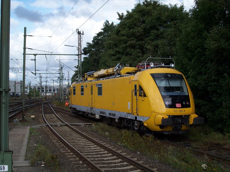 711 109 steht auf einem Abstellgleis in Hannover Hbf (28.8.2007)