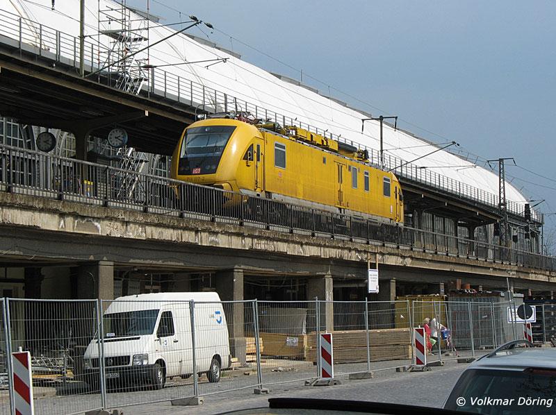 711 117 bei Durchfahrt Dresden Hbf Gleis 1, 26.4.2006