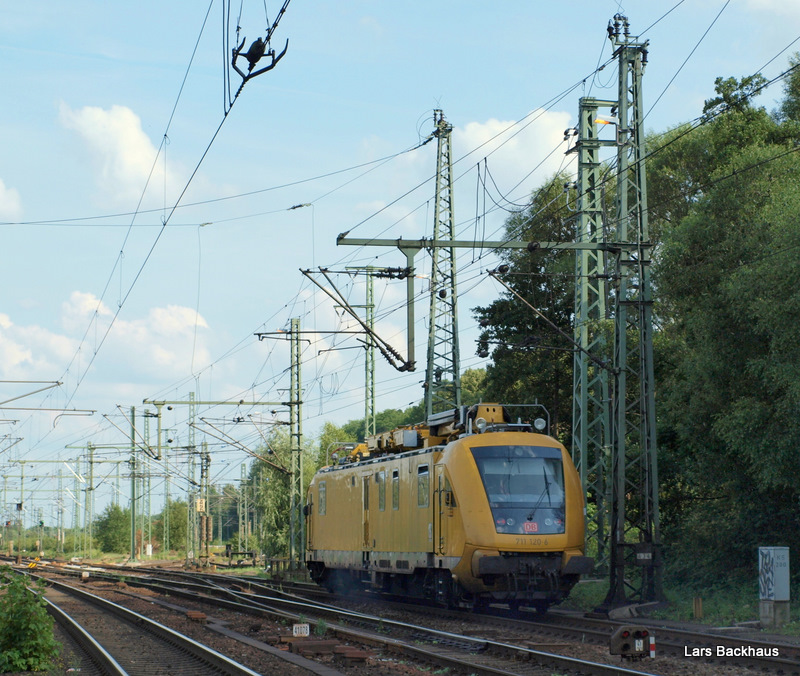 711 120-6 rollt am 6.07.09 durch Hamburg-Harburg Richtung Maschen. Kurze Zeit spter kam er ber die Westgleise zurck Richtung Norden gerollt.