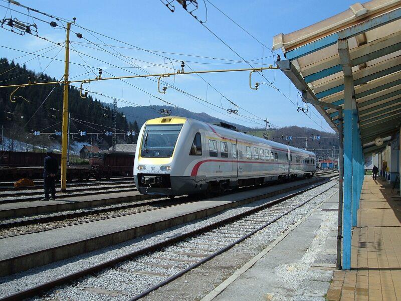 7123 003/004 am 09.04.2006 in Moravice auf der Fahrt von Rijeka nach Zagreb Gl.kol. Auf diesen Foto sind gut die Trennstellen der Stromsysteme 25 kV 50 Hz und 3 kV Gleichstrom im Bahnhof Moravice zu erkennen.