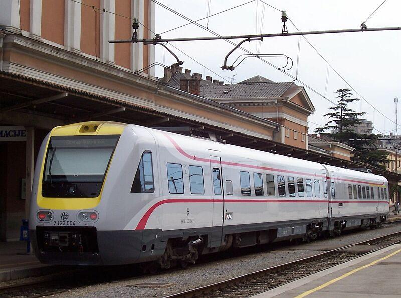 7123 004/003 am 09.04.2006 in Rijeka, beide Wagen haben unterschiedliche Nummern. Die Neigetechnik war auf der Fahrt von Rijeka nach Moravice abschaltet, die Strecke wird zur Zeit teilweise saniert, einen Tag spter war Schienenersatzverkehr.
