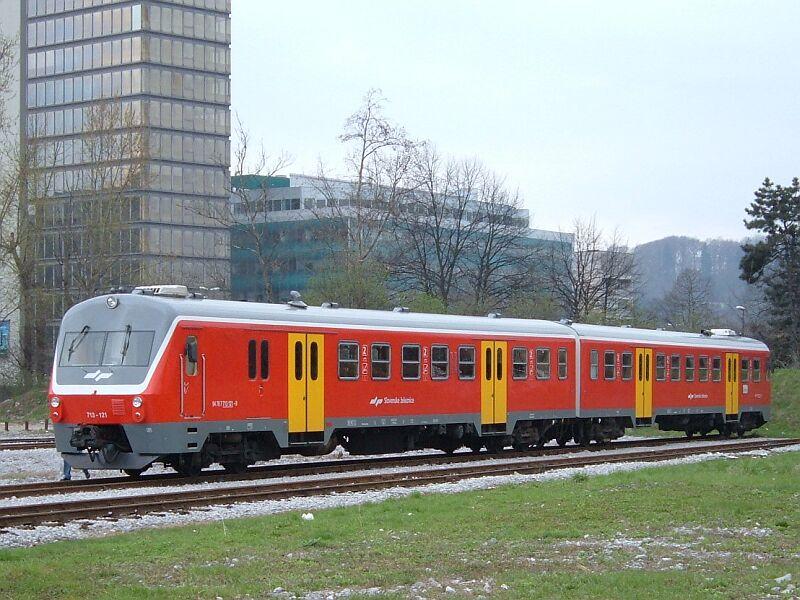 713-121 am 10.04.2006 abgestellt in Ljubljana Hauptbahnhof.