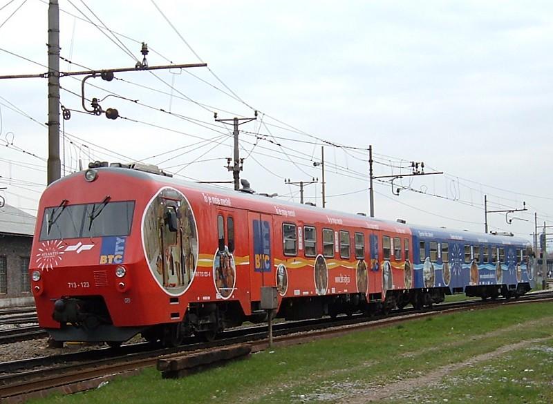 713 123 / 715 123 fhrt am 10.04.2006 in Ljubljana Hauptbahnhof ein.