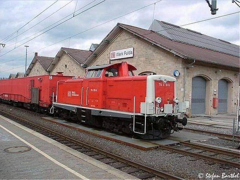 714 010-6 neben dem Transportwagen 1 des Tunnelhilfszuges Fulda.
