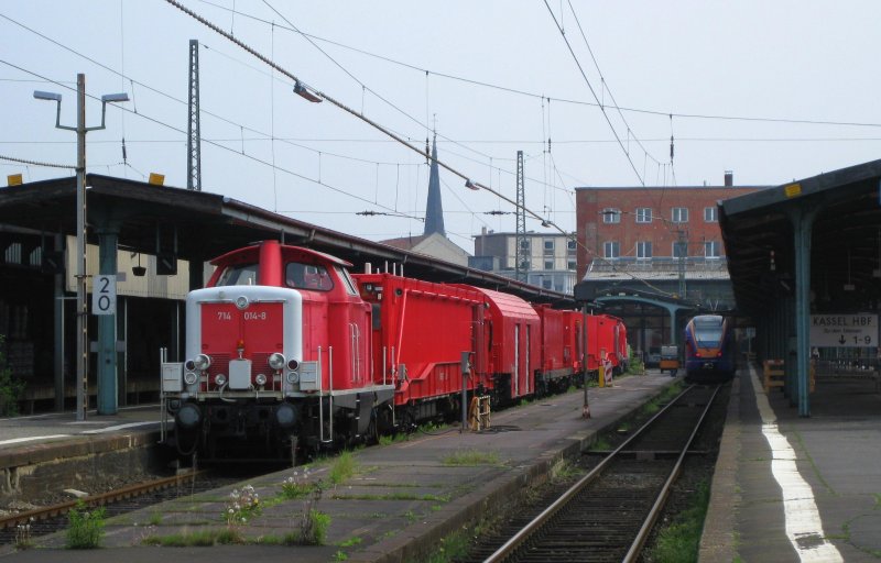 714 014-8 steht in stndiger Einsatzbereitschaft in Kassel Hbf. Rechts steht 427 506 als CAN 31715 aus Gttingen. Kassel Hbf, 1.05.09.