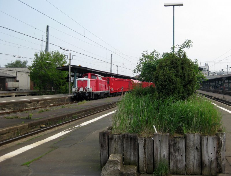 714 014-8 versteckt sich am 1.05.09 mit ihrem Tunnelrettungszug in Kassel Hbf hinter einem Blumenbeet, dass mit alten Holzschwellen umrandet ist.