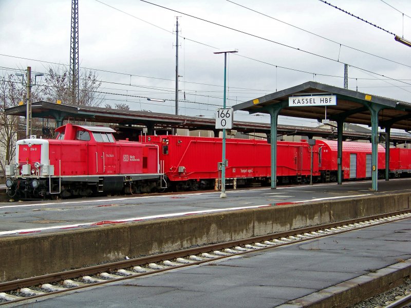 714 014 mit Tunnelrettungszug in Kassel Hbf, 27.2.09.