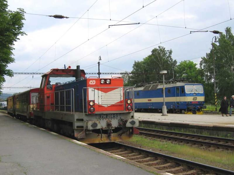 714 204 mit dem Os 7110 nach Karlovy Vary (Karlsbad) bei Ausfahrt aus Marianske Lazne (Marienbad). Dahinter  363 081 - 10.06.2005 
