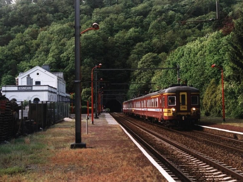 715 und 217 mit L5568 Liers-Jemelle auf Bahnhof Esneux am 17-5-2001. Bild und scan: Date Jan de Vries. 