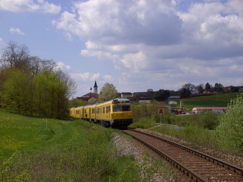 719 001 am 04.05.2008 kurz hinter Gebenbach, dessen Kirche und neben der Kirche der Kirwabaum zu sehen ist. (Strecke Amberg-Schnaittenbach)