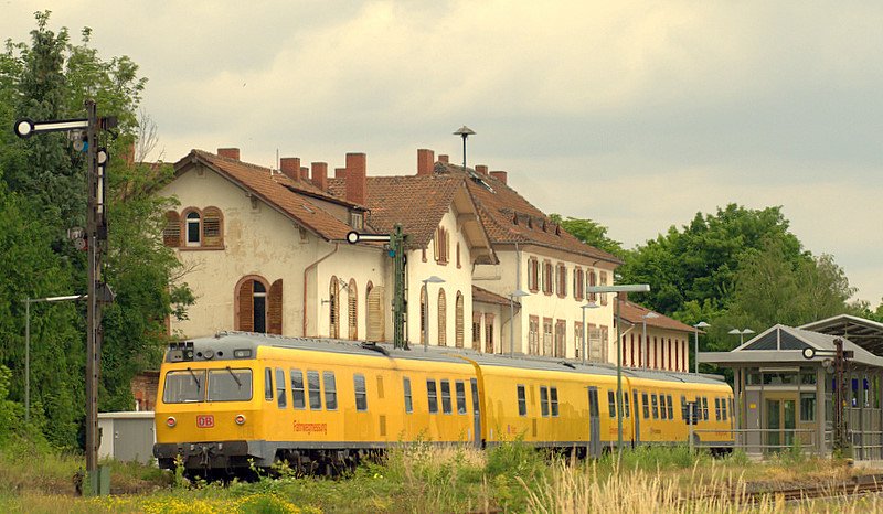719 501 erreicht als Mess NbZ 93718 mit +60 den Bahnhof Winden in der Pfalz. 15.06.08