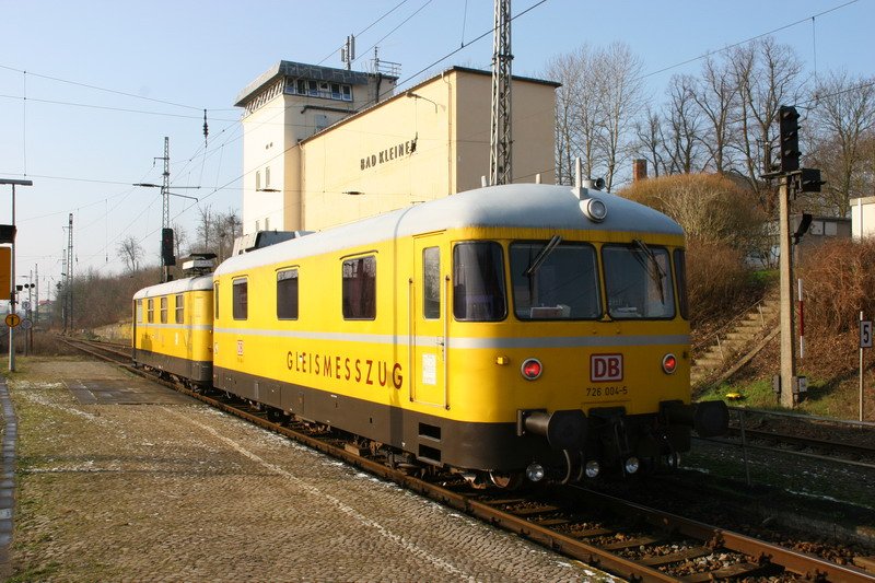725 004 und 726 004 Gleismesszug der DB Netz Instandhaltung steht in Bad Kleinen vor dem Stellwerk. 02/2007
