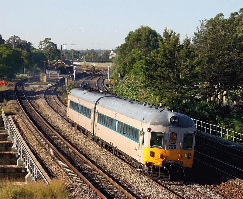 729 verlt von Newcastle kommend gerade East Maitland Station, Mai 2002 - zwischen Broadmeadow und Maitland verlaufen die zwei Gleise fr den Gterverkehr (Kohle) parallel zu den Gleisen fr den Personenverkehr.