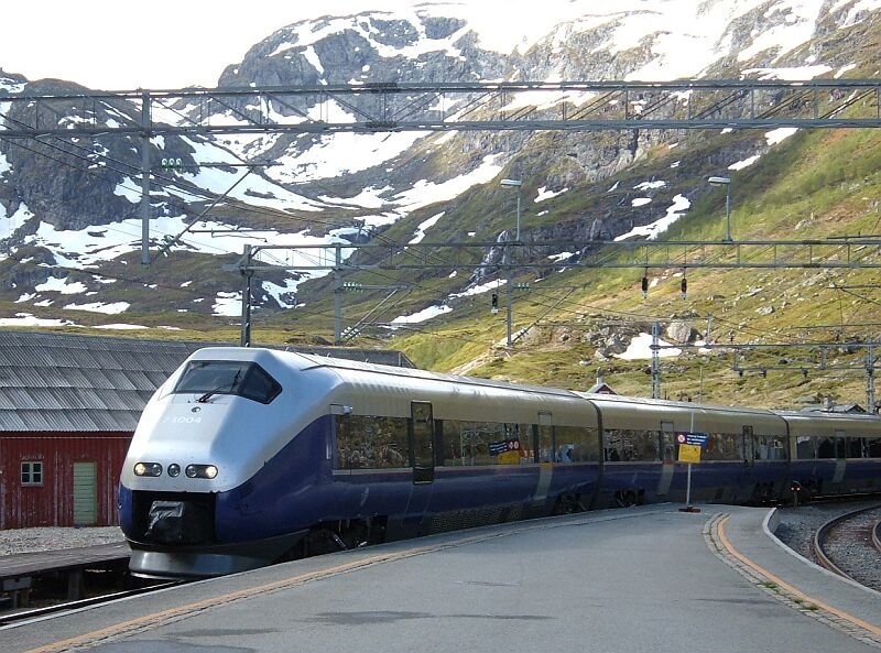 73 004 / 73 109 aus Bergen fhrt aus dem 5311 m langen Gravhals-Tunnel kommend in Myrdal, 886 m hoch, ein.