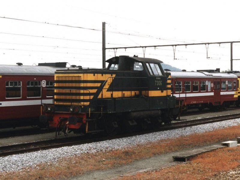 7306 auf Bahnhof La Louvire Sud am 17-5-2001. Bild und scan: Date Jan de Vries.