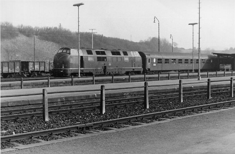 7.3.1972 Bahnhof Rottweil. Der D-Zug Zrich - Stuttgart ist eingefahren.