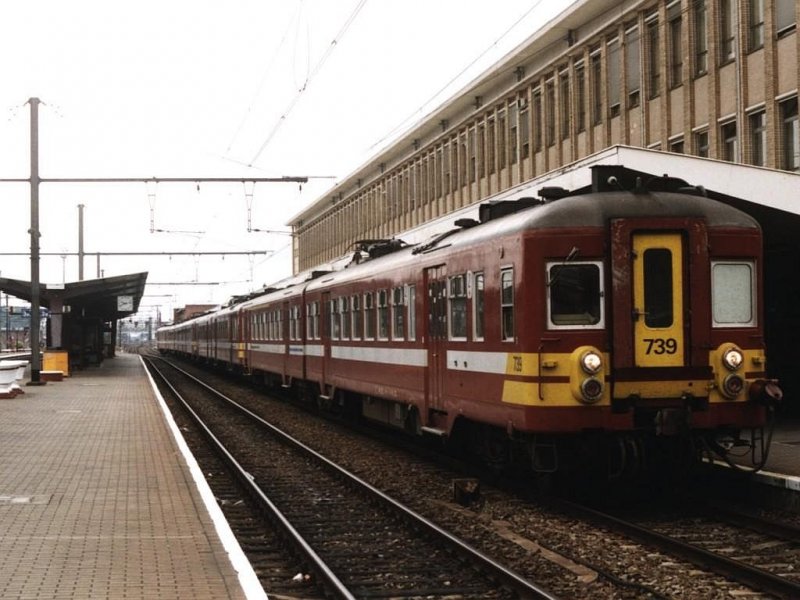 739, 749, 188 und 645 mit L 2908 Antwerpen Centraal-Lige Guillemins auf Bahnhof Hasselt am 17-5-2001. Bild und scan: Date Jan de Vries. 