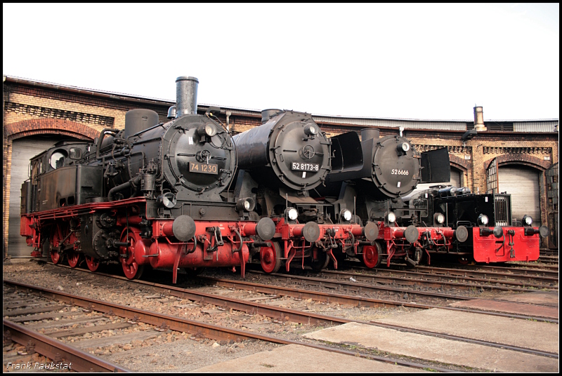 74 1230, 52 8173 und 52 6666 stehen zur Parade vor dem Lokschuppen beim 6. Berliner Eisenbahnfest (Bw Schneweide 04.10.2009)