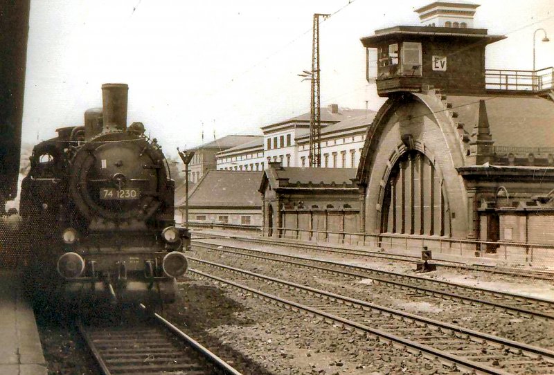 74 1230 am alten Bahnsteig 1 in Erfurt Hbf, um 1985