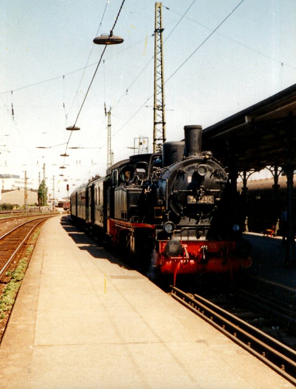 74 1230 in Erfurt Hbf um 1988 (gescanntes Farbdia). Damals war an den Umbau des Hauptbahnhofs noch nicht zu denken, alles war wie schon viele Jahrzehnte.