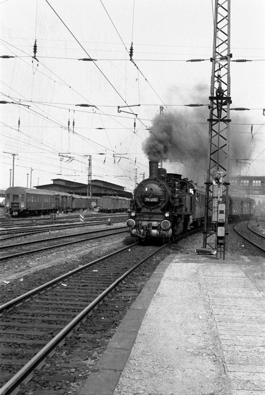 74 1230 mit Zug aus Erfurt-West fhrt in Erffurt Hbf ein,
Foto um 1985