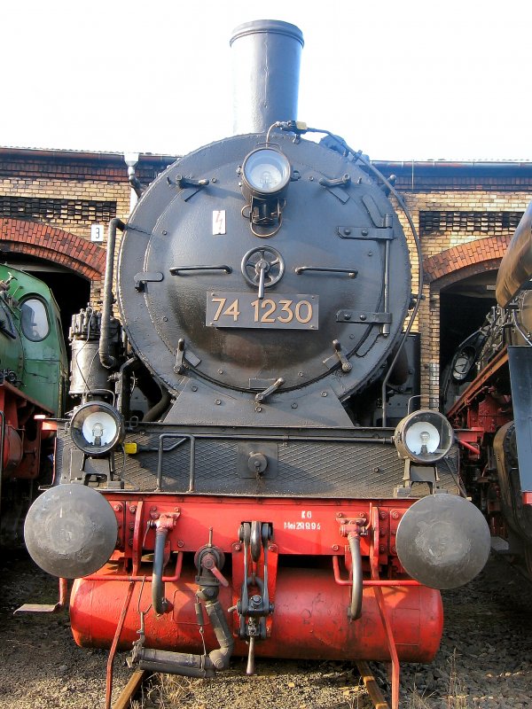 74 1230 vor dem Lokschuppen des ehem. Bw Schneweide, 2006