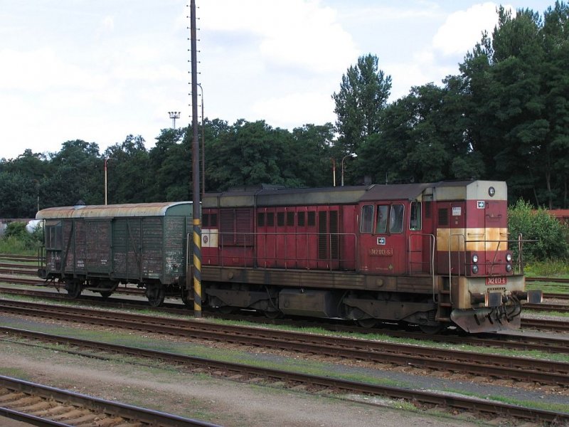742 013-6 mit eine alte Gterwagen auf das Verschiebenegelnde von Bahnhof Neratovice am 13-7-2009.