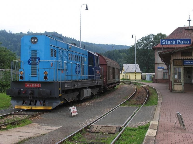 742 148-0 mit bergabegterzug auf Bahnhof Star Paka am 13-7-2007.