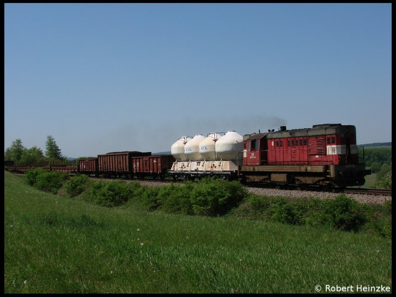 742 202-5 mit einem Manipulationszug von Jaromer in Richtung Trutnov bei Rychnovek am 03.05.2009