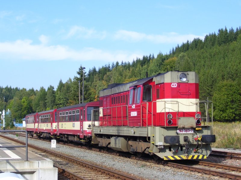 742 343-7 der CD stand als Triebwagenersatz mit 3 Beiwagen am 28.09.08 im Bahnhof Johangeorgenstadt.