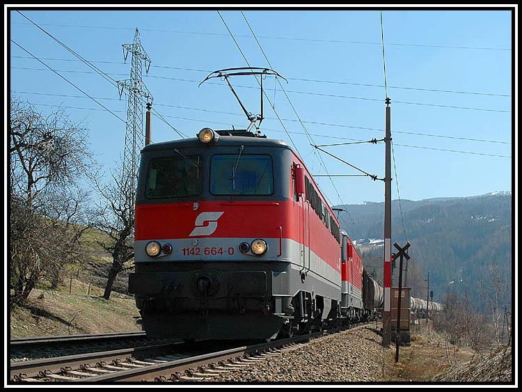 7.4.2006: 1142 664 als Vorspann eines Gterzuges ber den Semmering kurz vor der Einfahrt in Mrzzuschlag