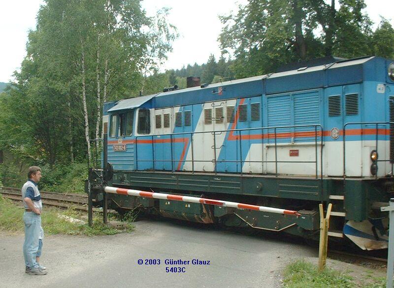 743 002-8 (mit Gterzug) am 16.07.2003 kurz vor dem Bahnhof Tanvald aus Richtung Harrachov kommend. An der Bahnschranke fehlt ein Stck, sie reicht nicht bis zur Auflagegabel!