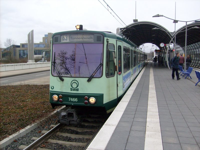 7466 - Linie 63 - Dt. Telekom / Pl. d. vereinten Nationen - 18.01.2008:
Die Linie 63 war eine Zeit lang mal Bonns Vorzeigelinie. Ausschlielich die Bahnen der 03-er Serie (brigens Baugleich mit den 5100ern in Kln) fuhren auf dieser Linie, man kann an allen Bahnsteigen ebenerdig aussteigen. Inzwischen sind vermehrt auch wieder alte Stadtbahnwagen aus den '70er Jahren auf dieser Linie anzutreffen.