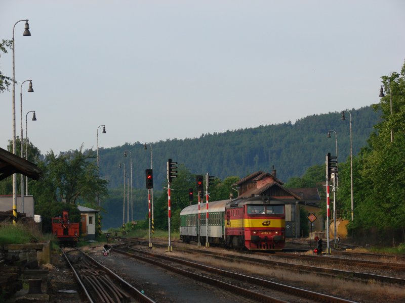 749 102-2 mit R 1241 nach Prag in Lochovice am 21.05.2009
