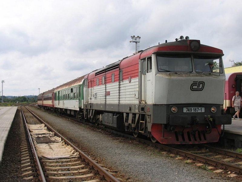 749 187-1 mit R 944 Praha-Vrovice-Tanvald auf Bahnhof Turnov am 13-7-2007.