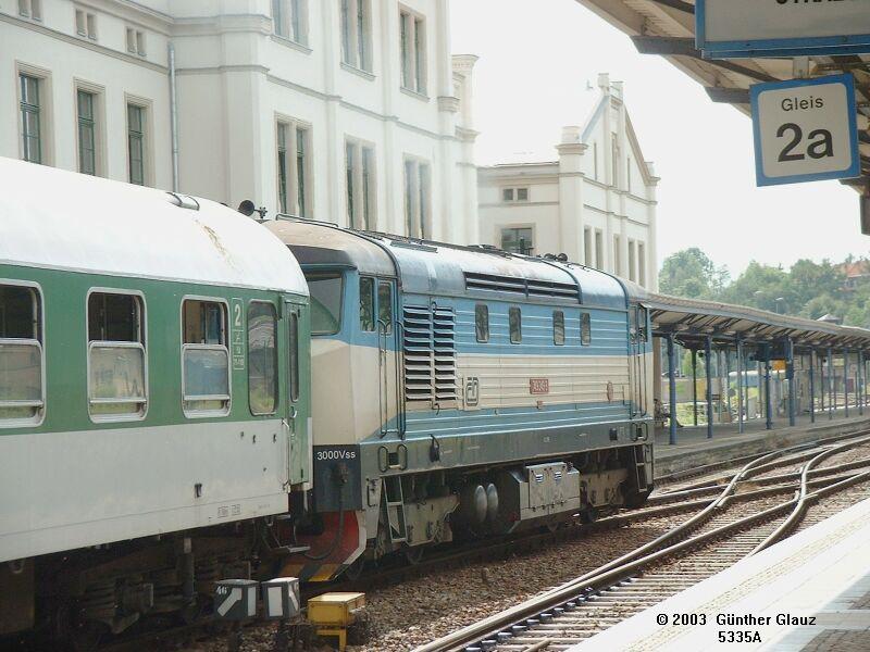749 249-9 mit Y-Wagen am 12.07.2003 in Zittau, der Zug wechselt gerade vom Gleis 1a auf 2b. Auf diesen Foto ist gut die Weichenverbindung der Gleise 1a+b und 2a+b in der Mitte der Bahnsteige zu sehen, dadurch kann, je nach Belegung z.B. ein Zug von Gleis 1a ber 1b oder 2b ausfahren.