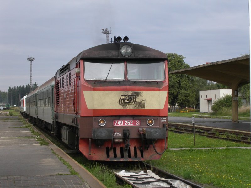 749er Diesellok im Tschechischen Bahnhof Ceske Velenice.
Abfahrt Richtung Gmnd N am 1.9.06