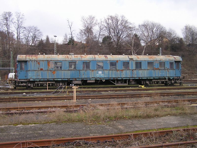 75 042-2 (ex 60 80 99-20 061-0) Baujahr 1929 am 10.03.2005 im Saarbrcker Hbf. Der ehemalige Bremsen-Unterrichtswagen gehrt seit Juni 2006 zum  Museumsbestand der Ostertalbahn mit Heimatbahnhof Schwarzerden.