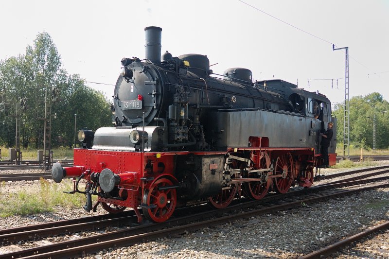 75 1118 beim Umsetzen. Im Hintergrund die Abfahrt zur Geislinger Steige. (Amstetten am 17. August 2008).