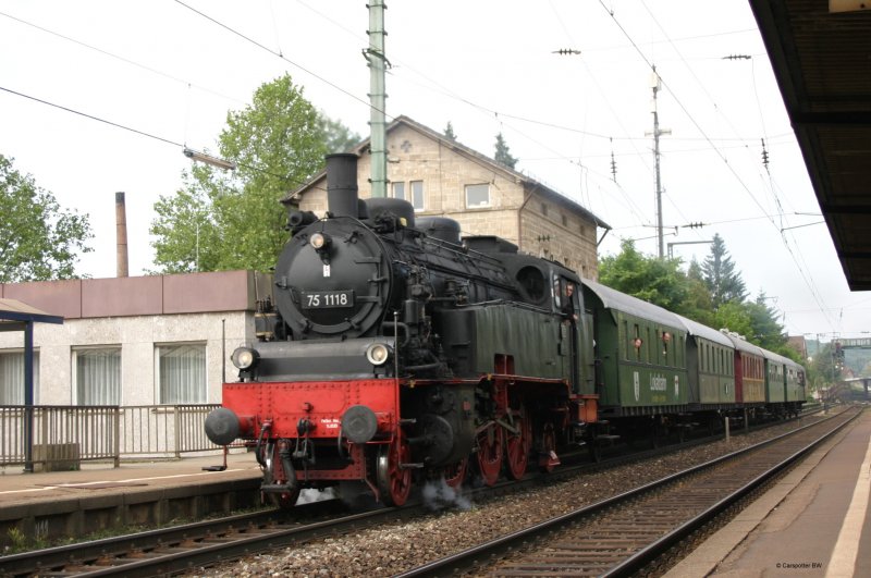 75 1118 der UEF bei der Durchfahrt im Bahnhof Ebersbach (Fils) am 12.06.2005