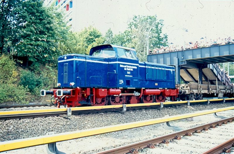 75 Jahre S-Bahn Berlin (August 1999). Als  Gast  verweilte auch eine Hamburger S-Bahn in Berlin. berfhrt wurde sie von der V65 der Hfen Kiel. Meines Wissens die einzige noch im Betriebsdienst aktive V65. Hinweis: eingescanntes Dia