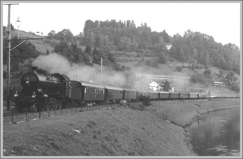 75 Jahre SBB wurde im St.Galler Rheintal mit einem Dampfextrazug gefeiert. Der stattliche ZUg wurde von der grssten Dampflok der SBB der C5/6 2676 gezogen, hier am Binnenkanal in Au SG. (Archiv 09/77)