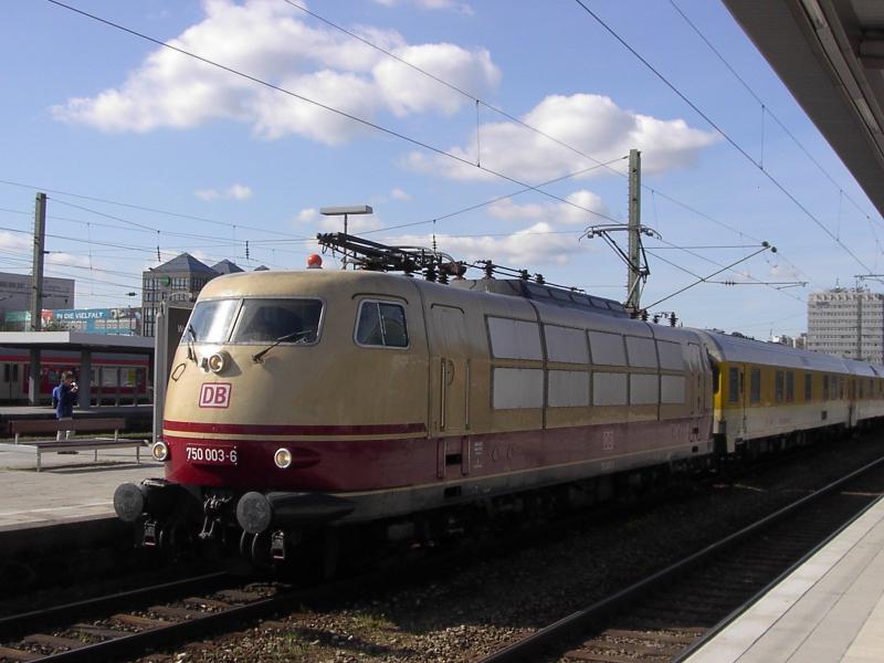 750 003-6 mit Messzug in Mnchen Ost (21.04.04)