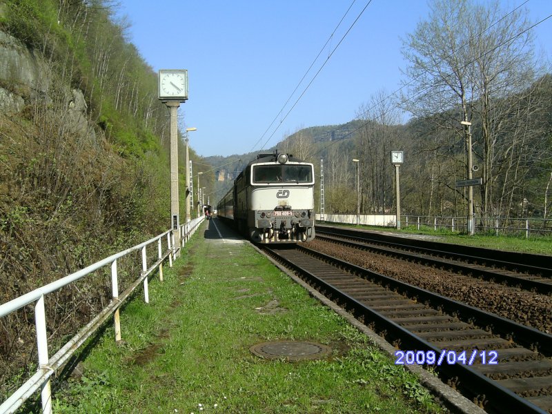 750 409 mit dem sogenannten Bierzug nach Decin in Schmilka Hirschmhle am 12. April 2009
