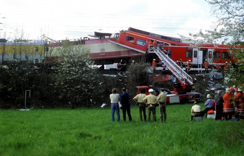 752 001 + 426 011  Unfall bei Sssen  21.04.04
Das Bild wurde hinter der Absperrung gemacht.