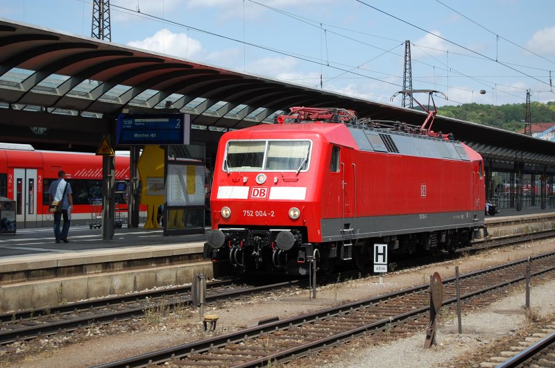 752 004-2 fuhr am 27.07.07 solo durch den Ulmer Hauptbahnhof.